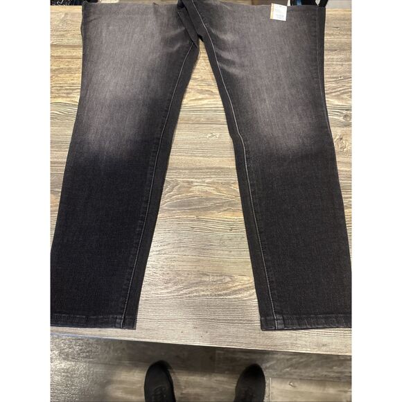 Time and Tru Women's High Rise Curvy Jeans, 29" Inseam for Regular Size 16 Black - Picture 3 of 11